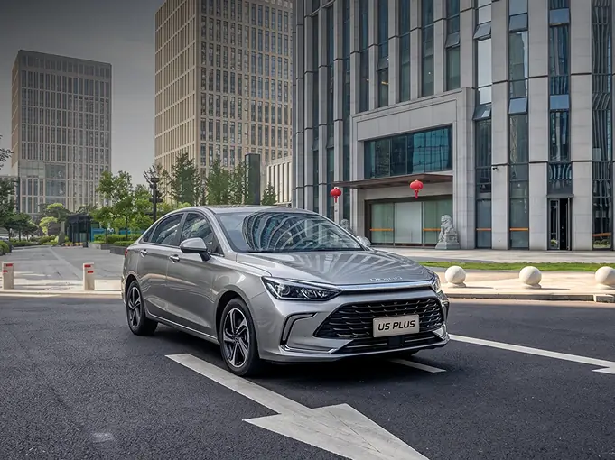 BAIC U5 Plus у офисного комплекса — автомобиль для деловых поездок